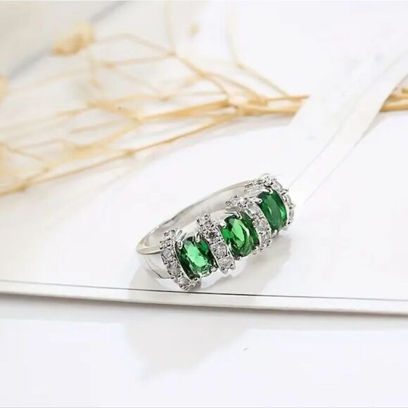 Emerald Green Stone Inspired Statement Ring - Picture 12 of 12
